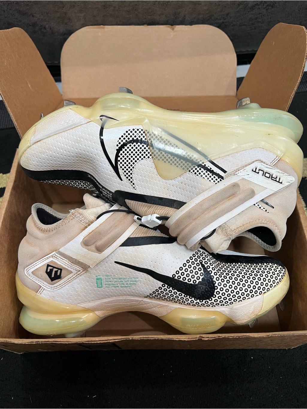 Men’s 10.5 Nike White Black Metal Baseball Cleats With Pale Yellow Sole